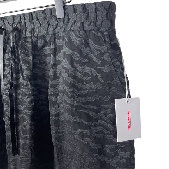 NWT Good American Zebra Shorts Sheer Pull On Black Size 5 Drawstring - Picture 3 of 5